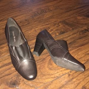 Studio works size 9 brown leather shoes.
